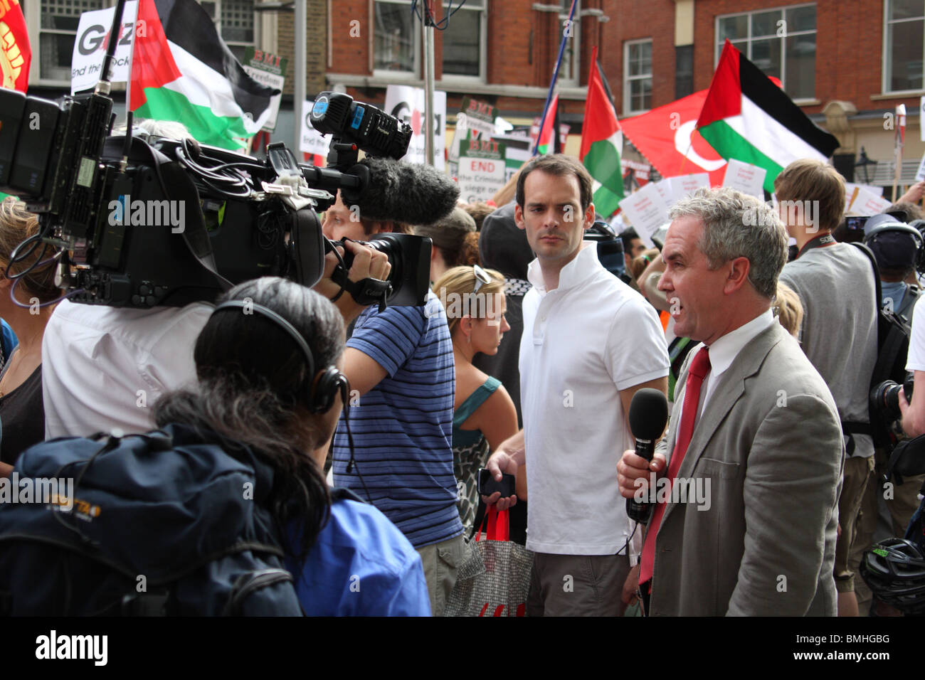 Ein TV-Reporter Rundfunk bei der "Freiheit für Palästina"-Demonstration vor der israelischen Botschaft London, England, U.K Stockfoto