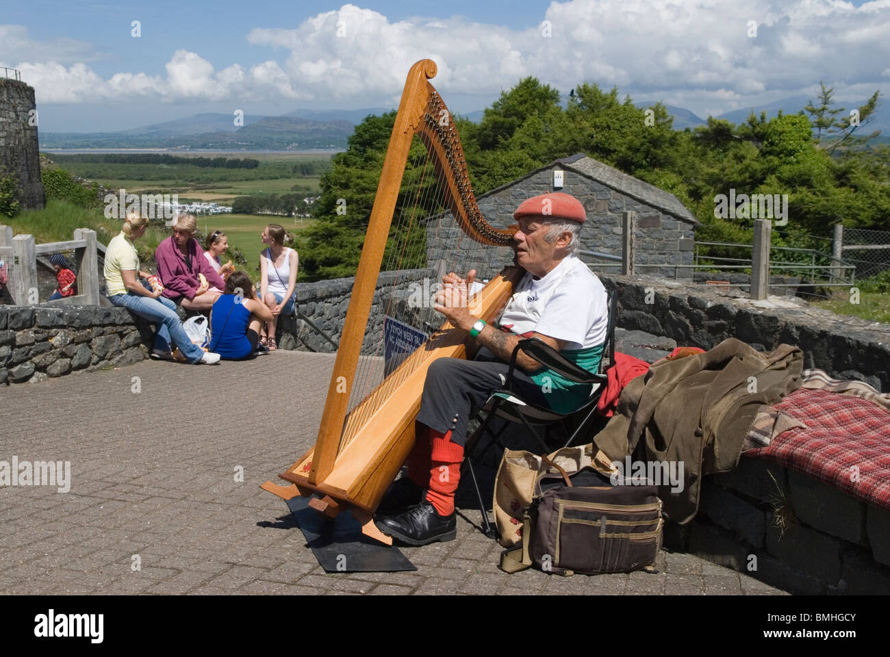 Senior Straßenmusiker. Waliser Harfe Spieler Harlech. Gwynedd Nordwales UK. HOMER SYKES Stockfoto