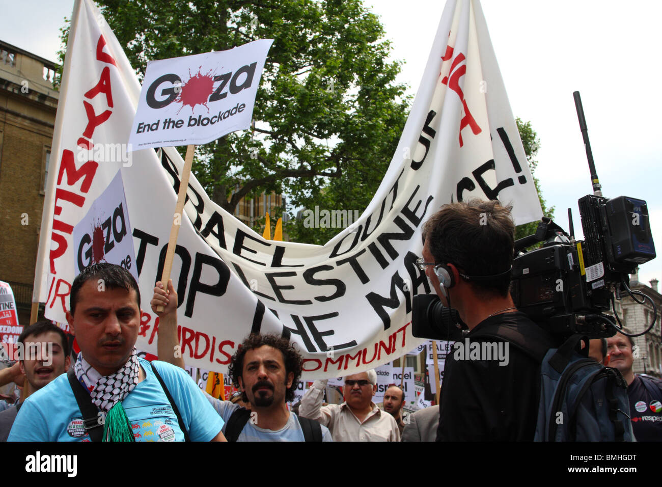TV News Kameramann bei der Demonstration "Freiheit für Palästina" auf Whitehall, Westminster, London, England, Vereinigtes Königreich Stockfoto
