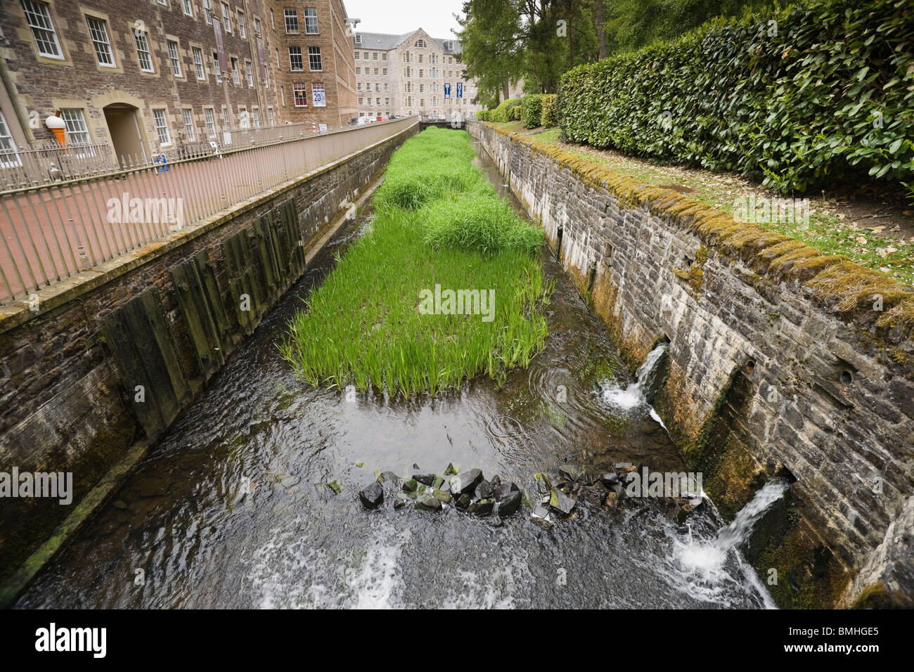 New Lanark - Robert Owen utopische Industriedorf in Schottland. Den Kanal für das Mühlrad (Mühlgraben). Stockfoto