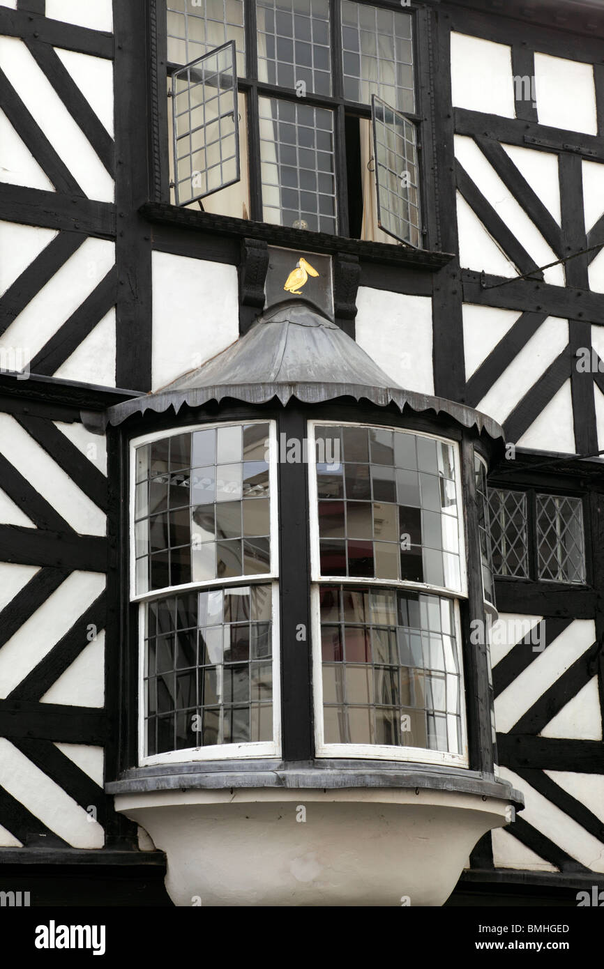 Detail der Erker auf einem schwarzen & weißen Flechtwerk & Daub halbe Fachwerkhaus Gebäude auf breite Straße Ludlow Shropshire UK Stockfoto
