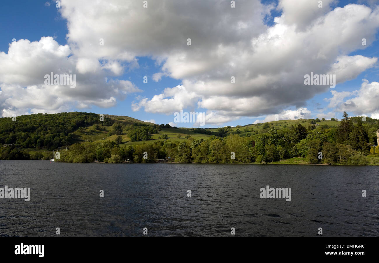 Eine Gesamtansicht von der Dampfer Teal Lake Windermere und die umliegende Landschaft. Stockfoto