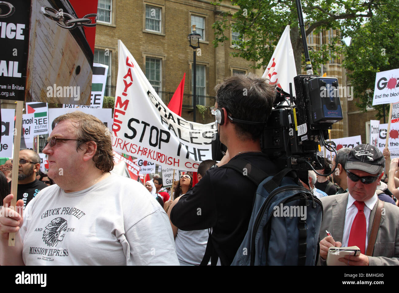 TV News Kameramann bei der Demonstration "Freiheit für Palästina" auf Whitehall, Westminster, London, England, Vereinigtes Königreich Stockfoto