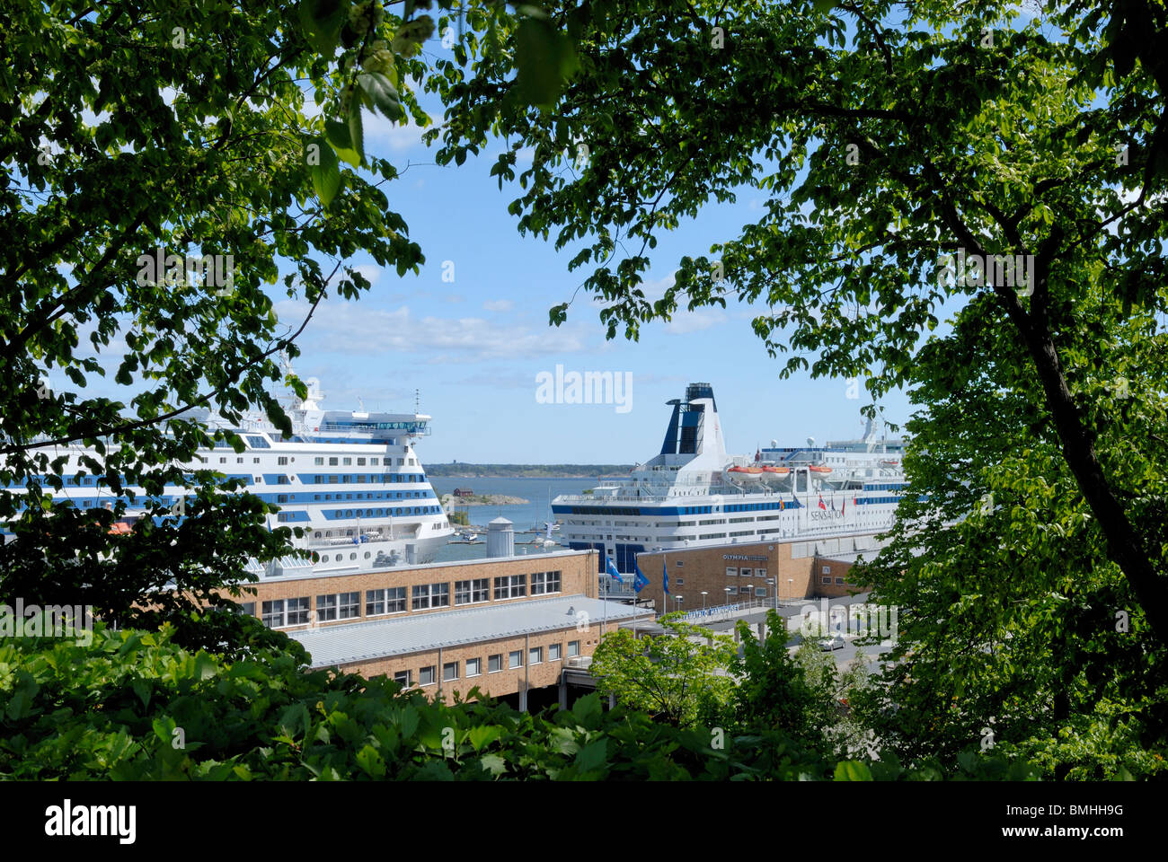 Eine schöne Aussicht nach Süden Hafen von Helsinki im Sommer. Helsinki, Finnland, Skandinavien, Europa. Eine große Fähre und eine KR Stockfoto