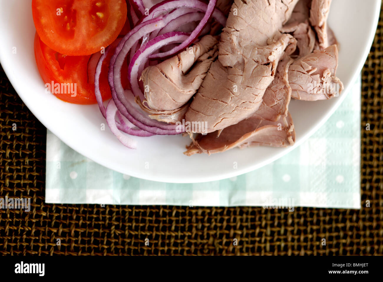 Frisches Kaltes Roastbeef Salat ohne Menschen und einen Freistellungspfad Stockfoto