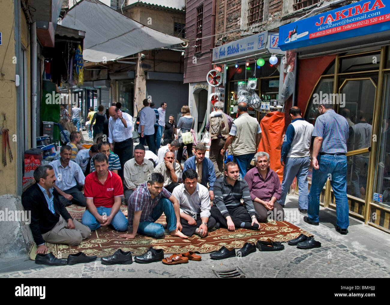 Istanbul Grand Bazaar Türkei Kapali Carsi Kapalıcarsı Freitag Gebet Männer beten Stockfoto