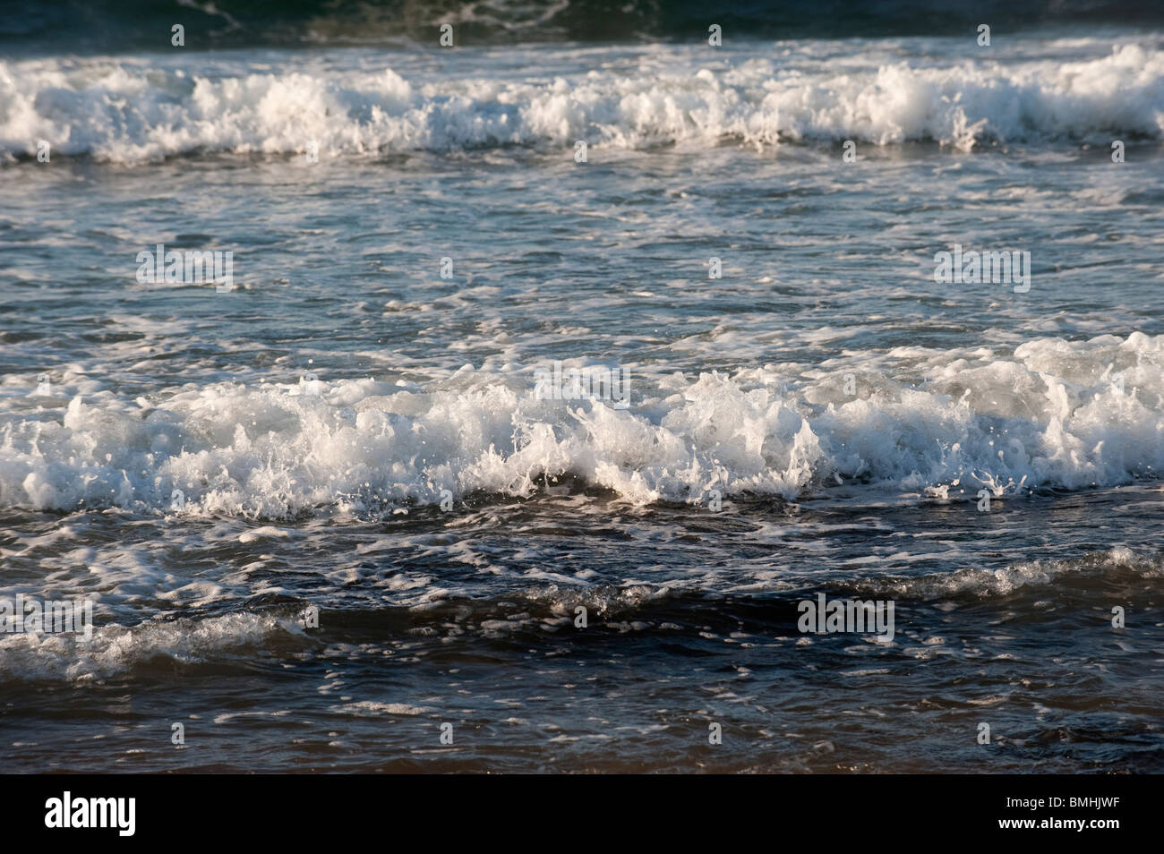 Wellen am Ufer des Meeres in North Berwick, Schottland Stockfoto
