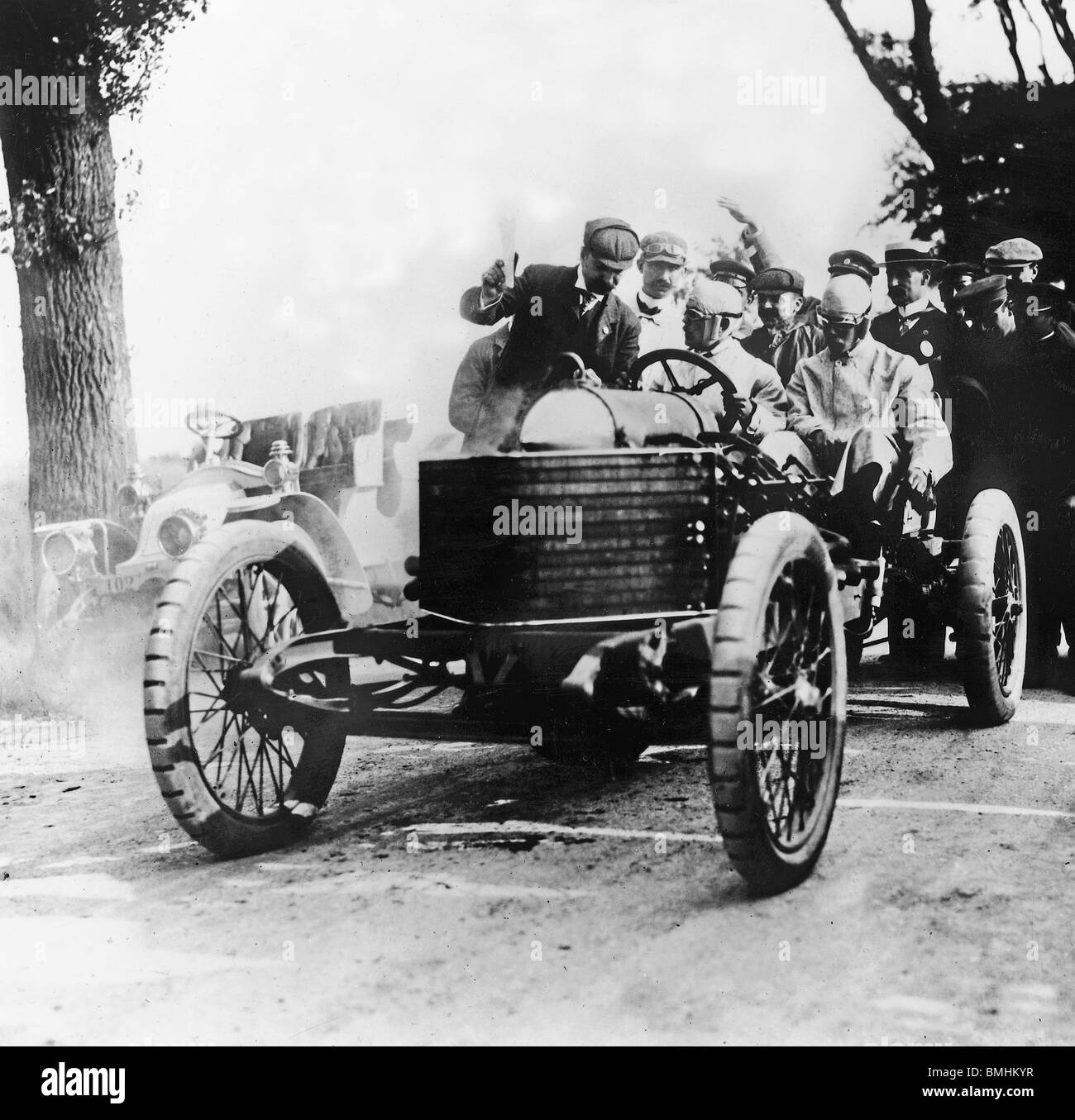 1905 Darracq 200 PS V8, Algernon Lee Guinness am Start des Rennens Stockfoto