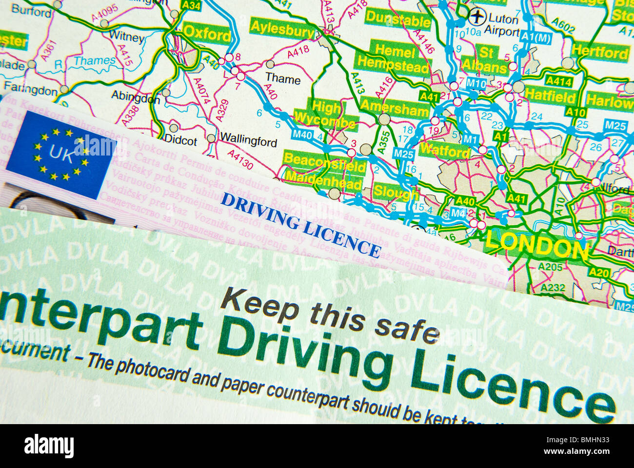 Britischen Führerschein auf UK Straßenkarte rund um London Stockfoto