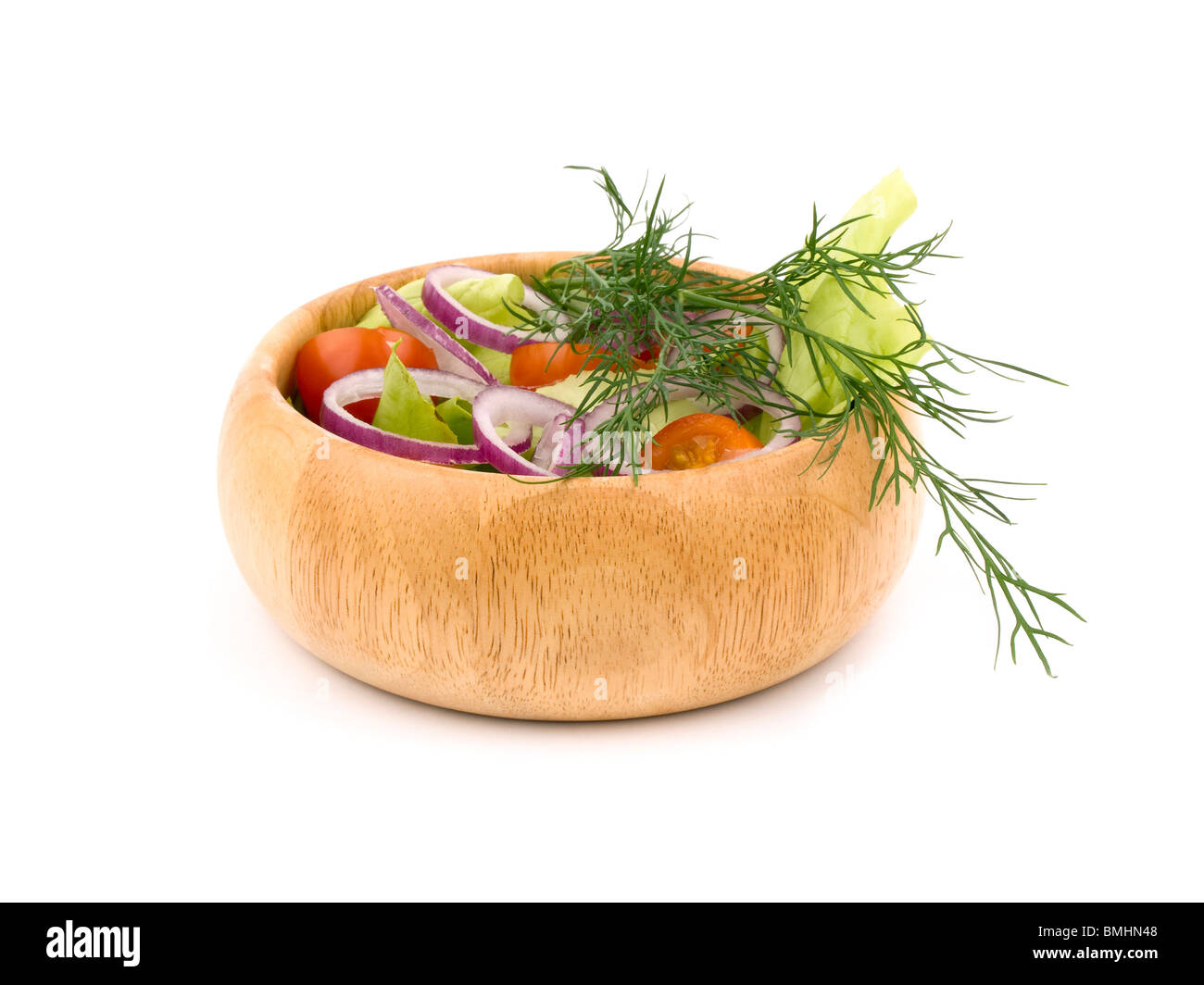 Salat aus frischem Gemüse auf weißem Hintergrund Stockfoto