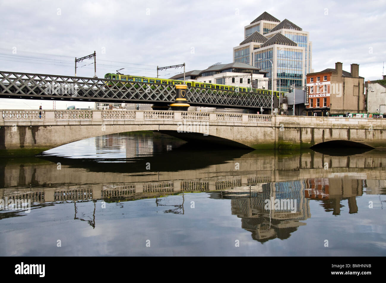 Ulster Bank HQ auf rechten Seite spiegelt sich in den Fluss Liffey in die Hauptstadt Irland Dublin Stockfoto