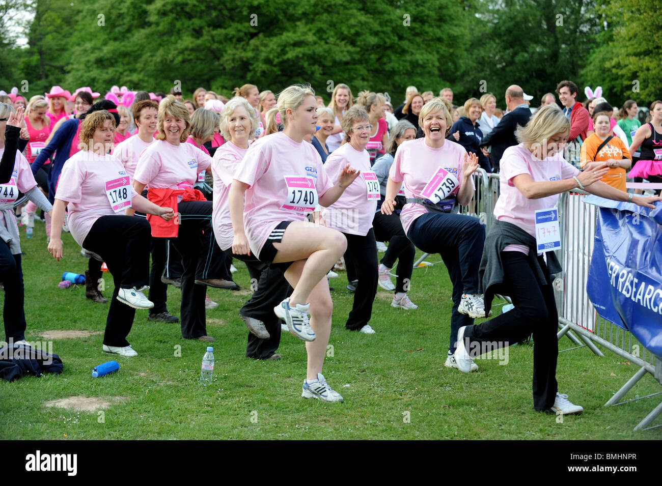 Hunderte von Frauen Aufwärmen vor Teilnahme an Rennen für Life 2010 in Crawley Stockfoto