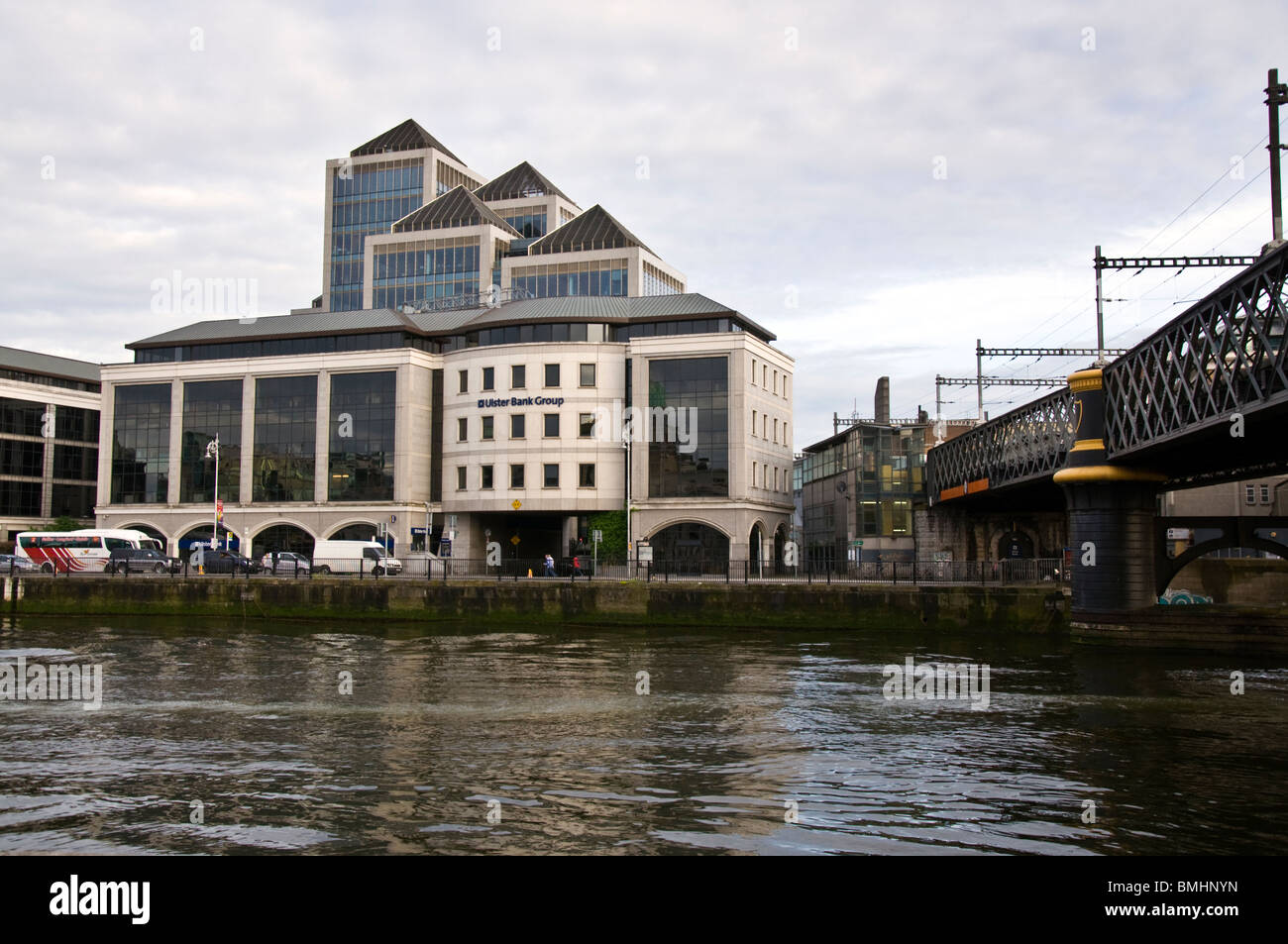 Ulster Bank Konzernzentrale durch den Fluss Liffey in der Hauptstadt Dublin Stockfoto
