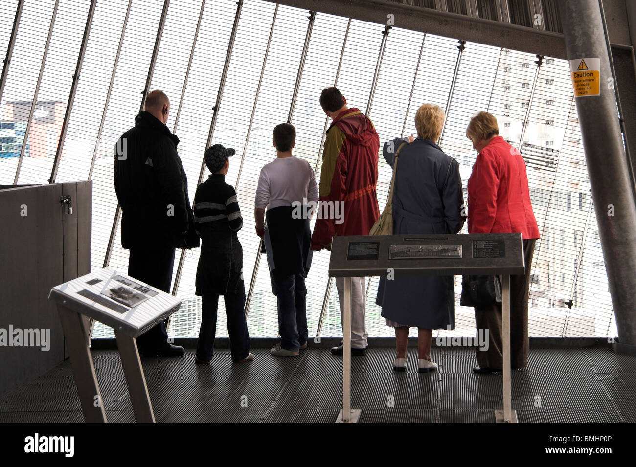 Besucher mit Blick von der Aussichtsplattform an der Spitze des Imperial War Museum North, Salford Quays, Manchester, UK Stockfoto