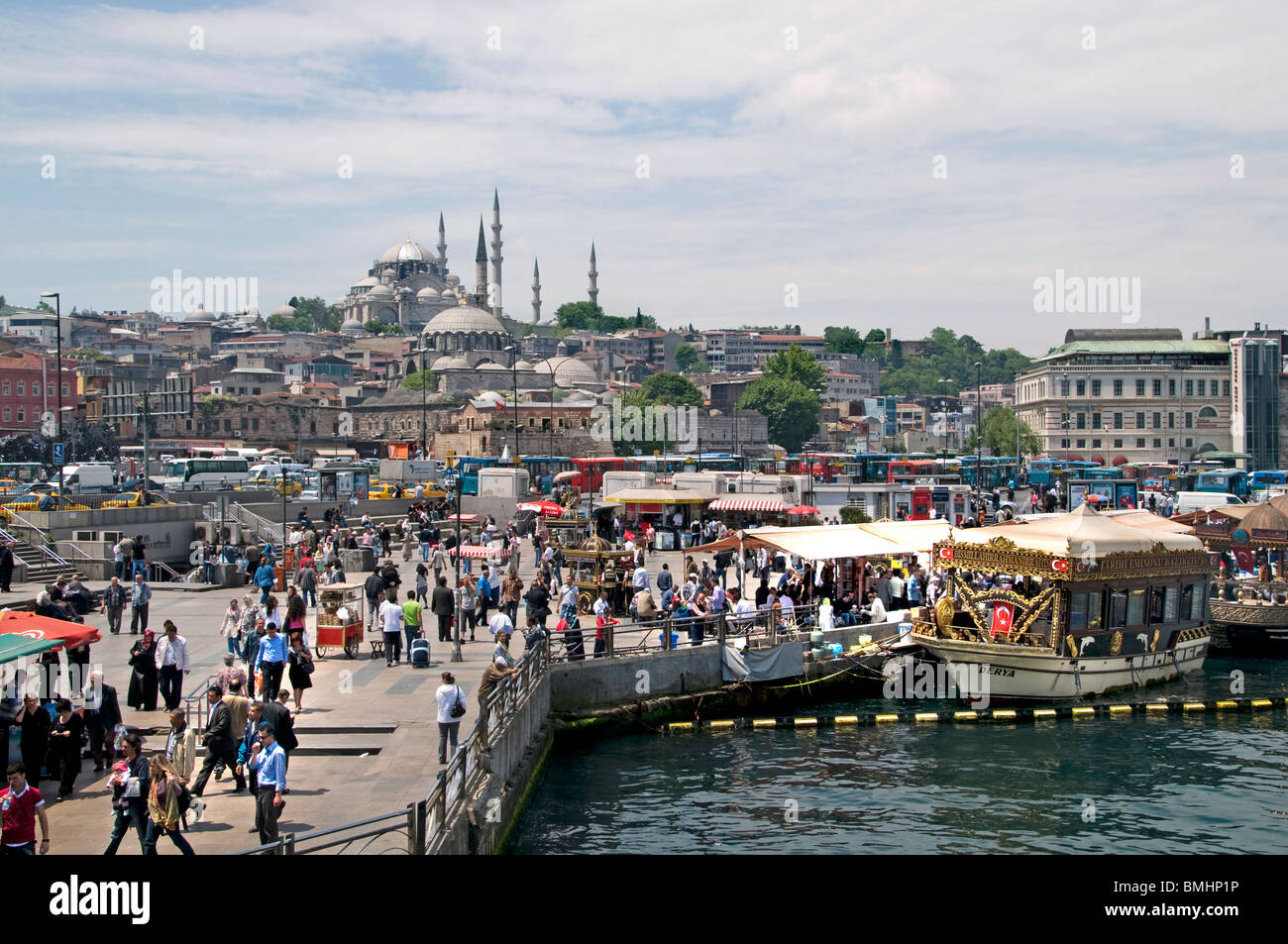 Istanbul Restaurant Terrasse Boote Goldene Horn Galata Waterfront Brückenturm verkaufen heiße Makrele Fisch Balik Ekmek Eminonu Stockfoto