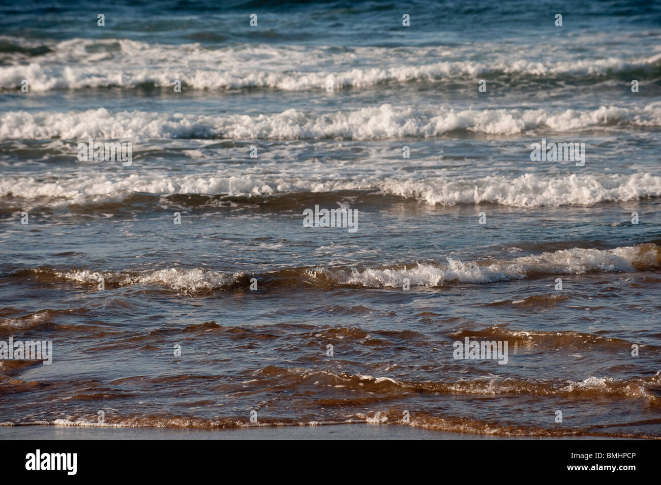 Wellen am Ufer des Meeres in North Berwick Stockfoto