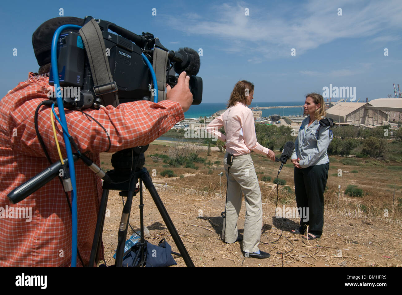 Ausländische TV News Crew Interviews Oberstleutnant Avital Leibovich Leiter der ausländischen Presse Filiale der israelischen Armee in der Nähe von Gaza in Israel. Stockfoto