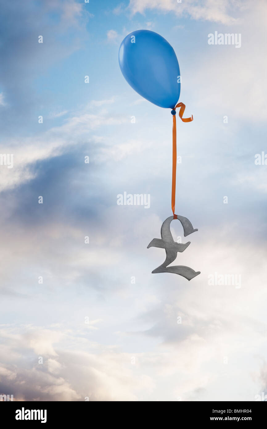 Ballon gebunden an ein britisches Pfund-symbol Stockfoto