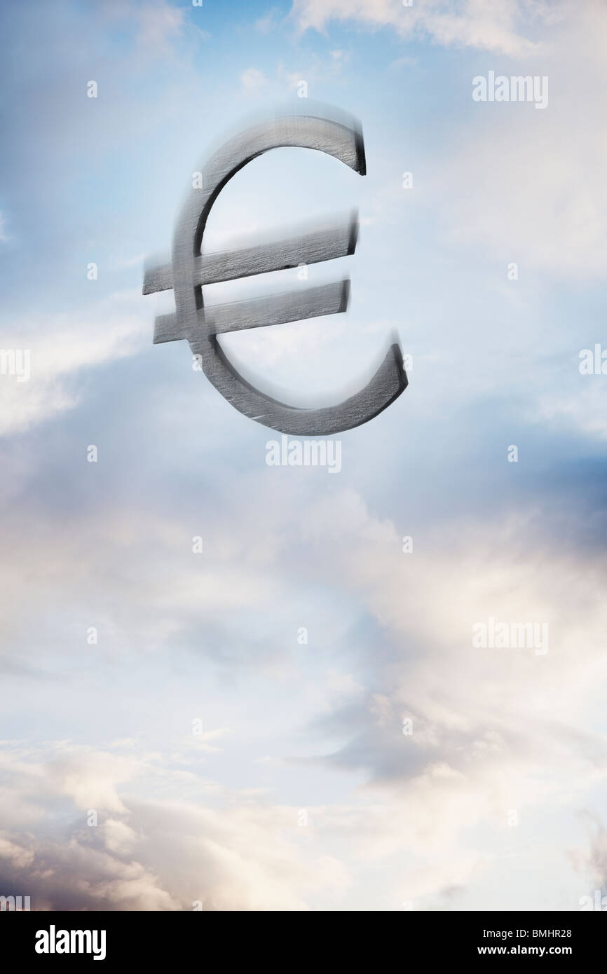 Euro-Symbol zwischen den Wolken schweben Stockfoto