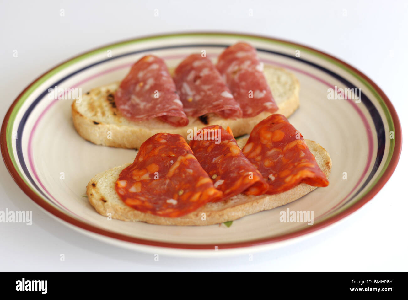 Salami auf bruschettina Brot Stockfoto