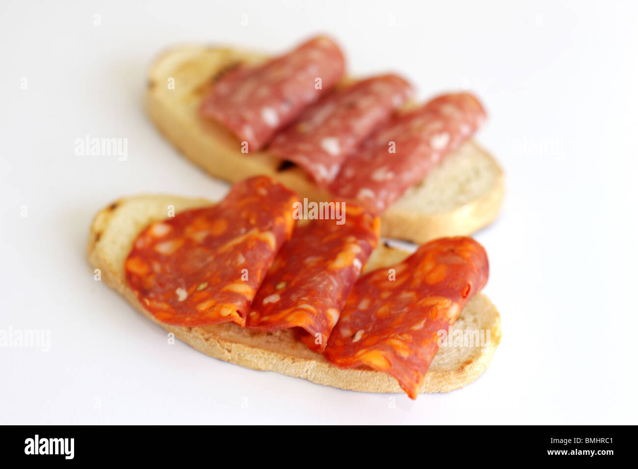 Salami auf bruschettina Brot Stockfoto