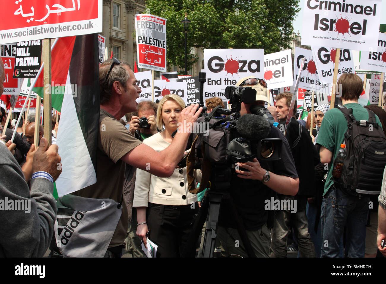 Demonstranten versucht, eine Ausstrahlung Sky News TV-Reporter bei der "Freiheit für Palästina"-Demonstration in London zu verhindern. Stockfoto