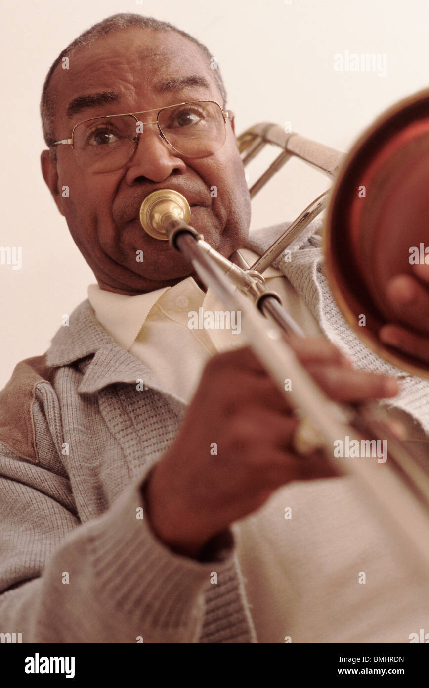 Man spielt die Posaune Stockfoto