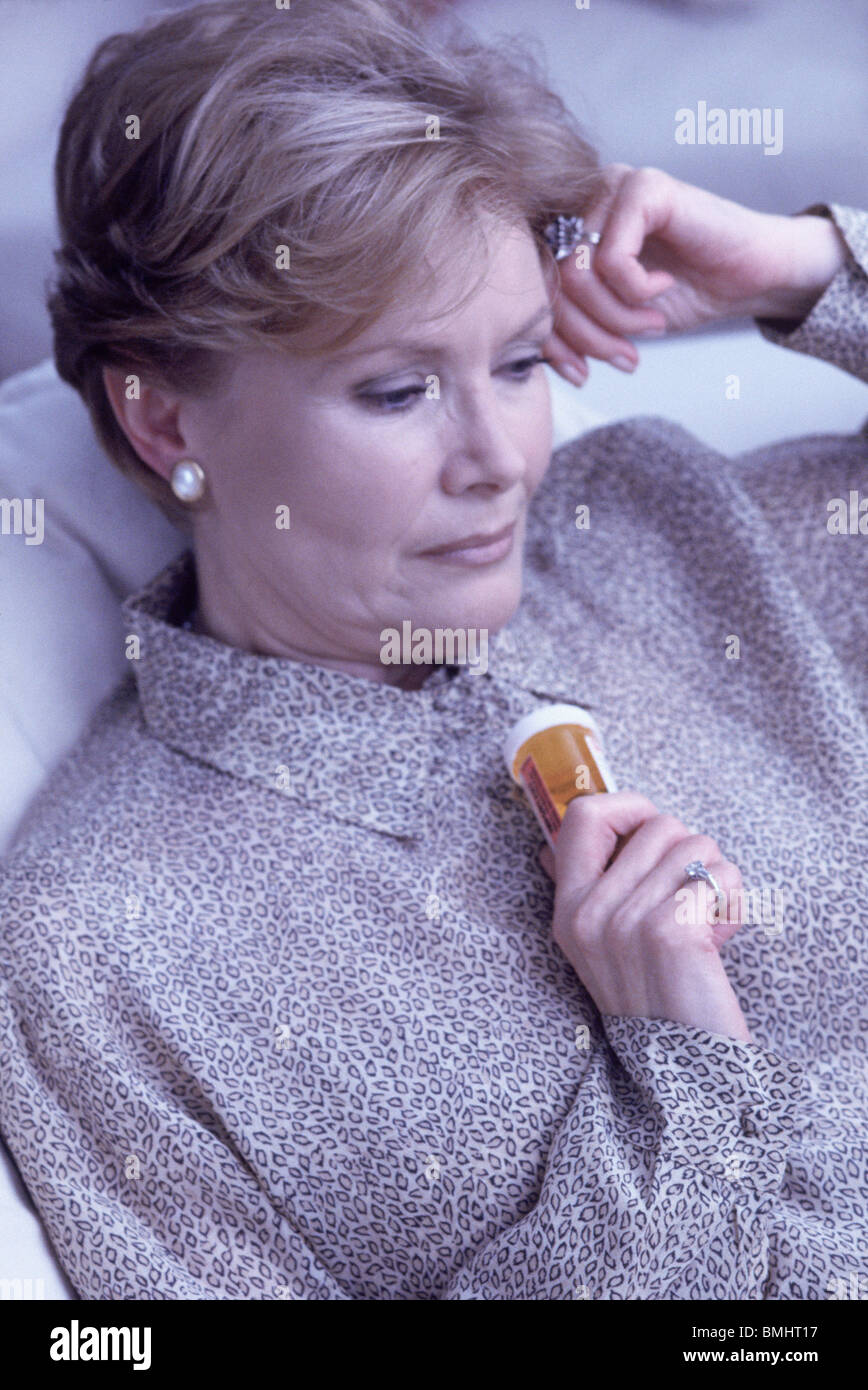 Depressive Frau hält eine Flasche verschreibungspflichtigen Pillen Stockfoto