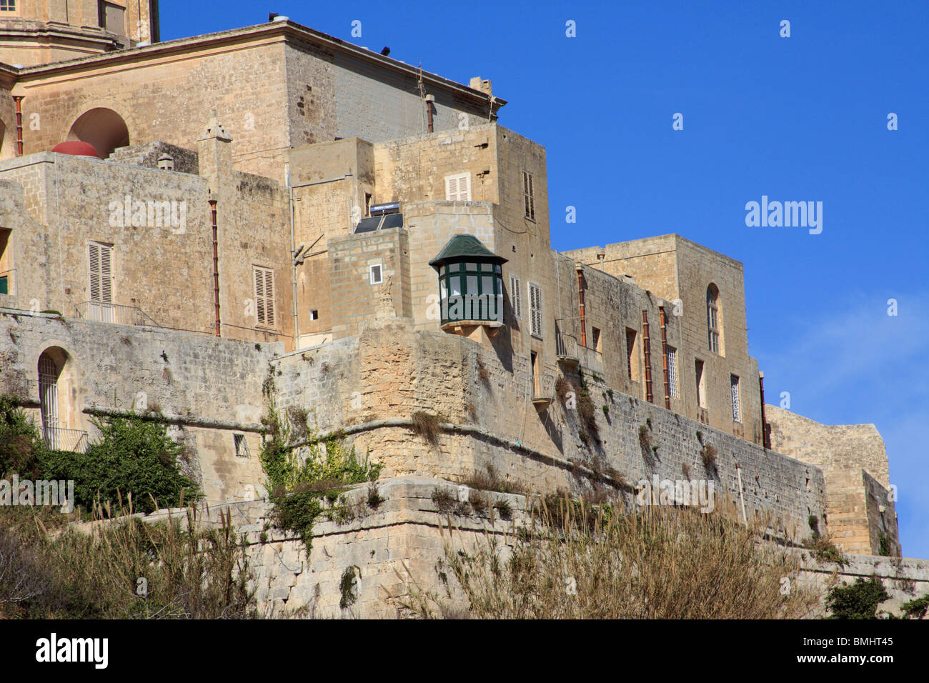 Mdina, Malta, eingeschlossen der Stadtmauer an der Rückseite der Kathedrale mit einem grünen Balkon Stockfoto