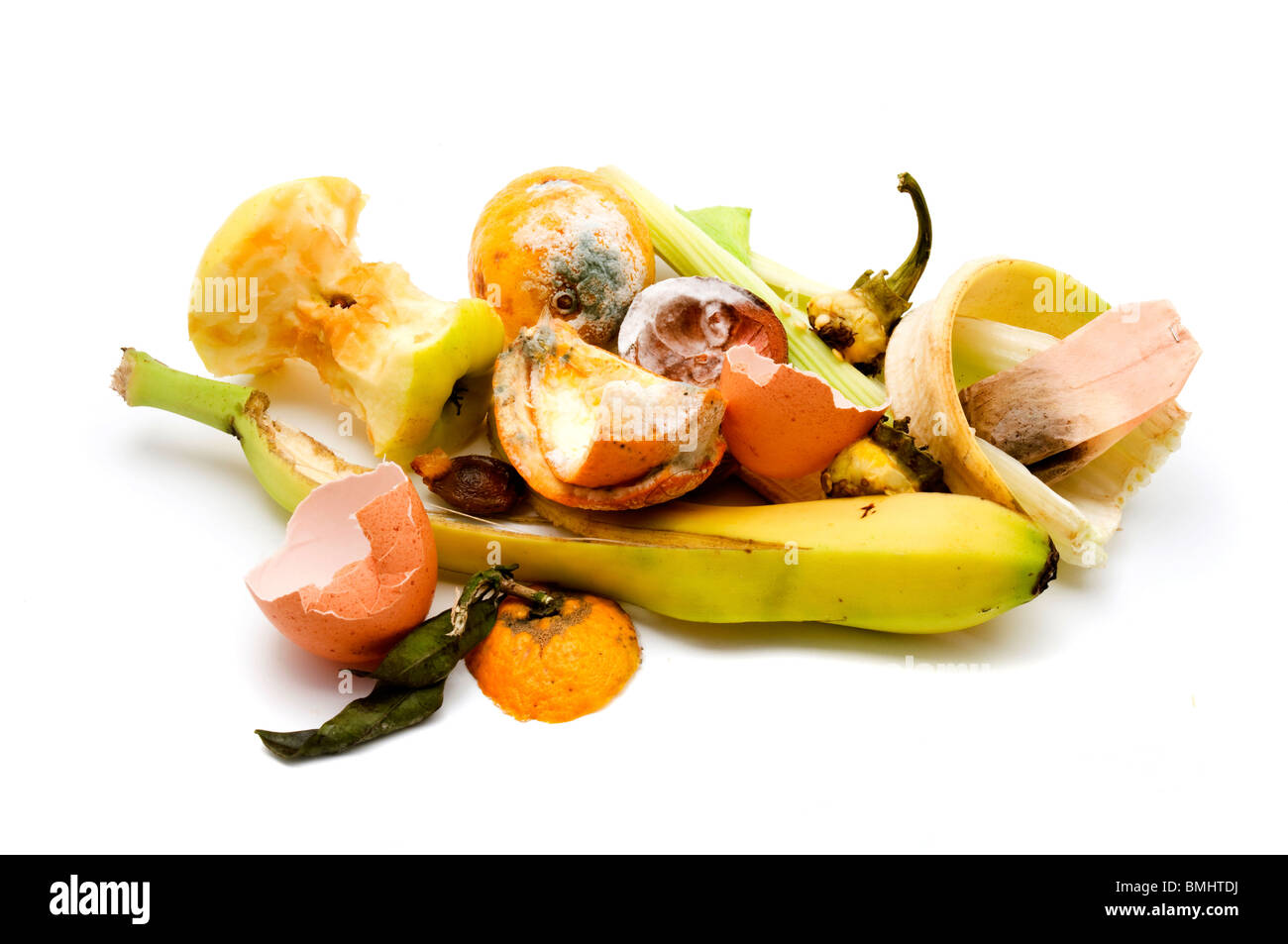 Verschwendung von Lebensmitteln auf weißem Hintergrund Stockfoto