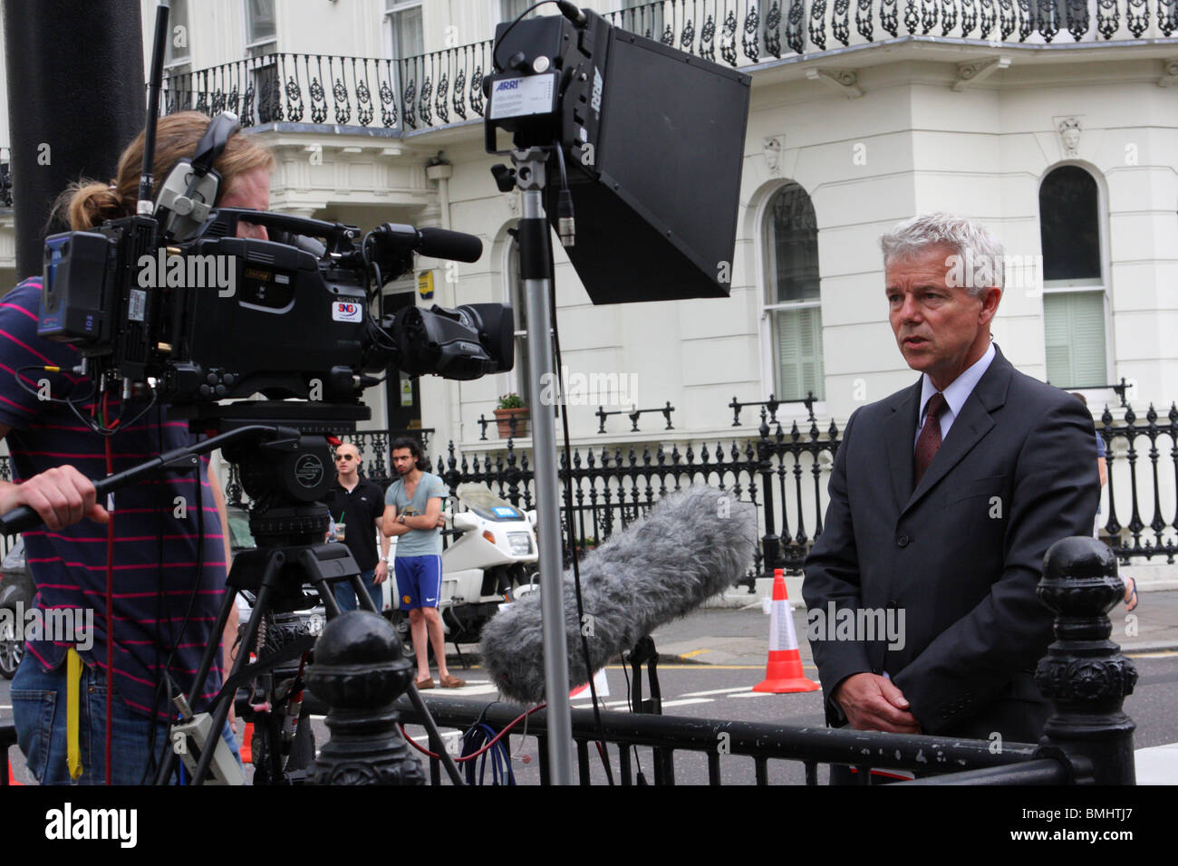 Ein TV-Reporter Rundfunk bei der "Freiheit für Palästina"-Demonstration vor der israelischen Botschaft London, England, U.K Stockfoto