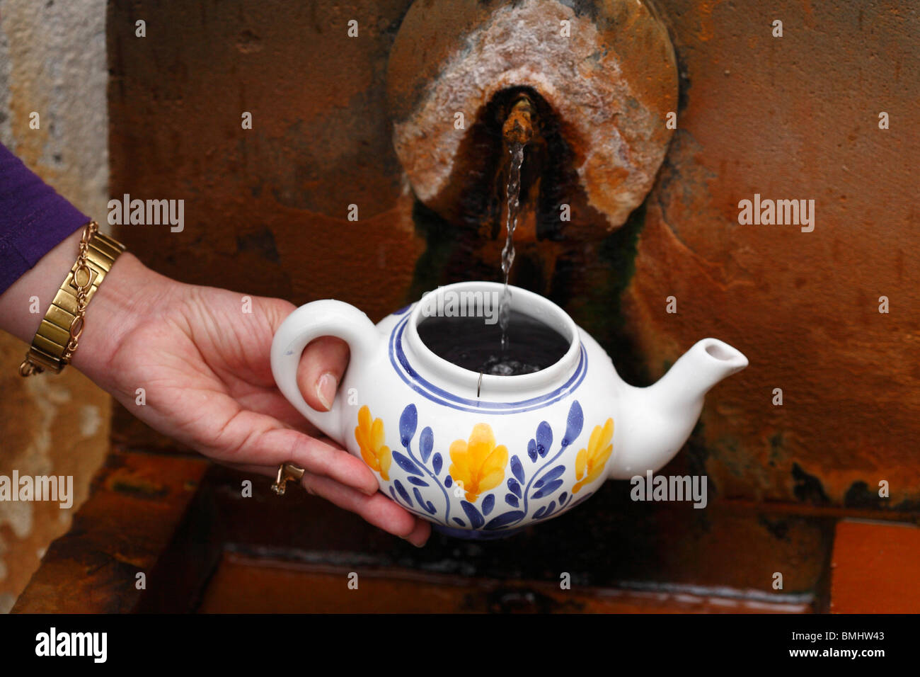 Gießen Thermalwasser in eine Teekanne, grüner Tee zu machen. Furnas, Azoren, Portugal. Stockfoto