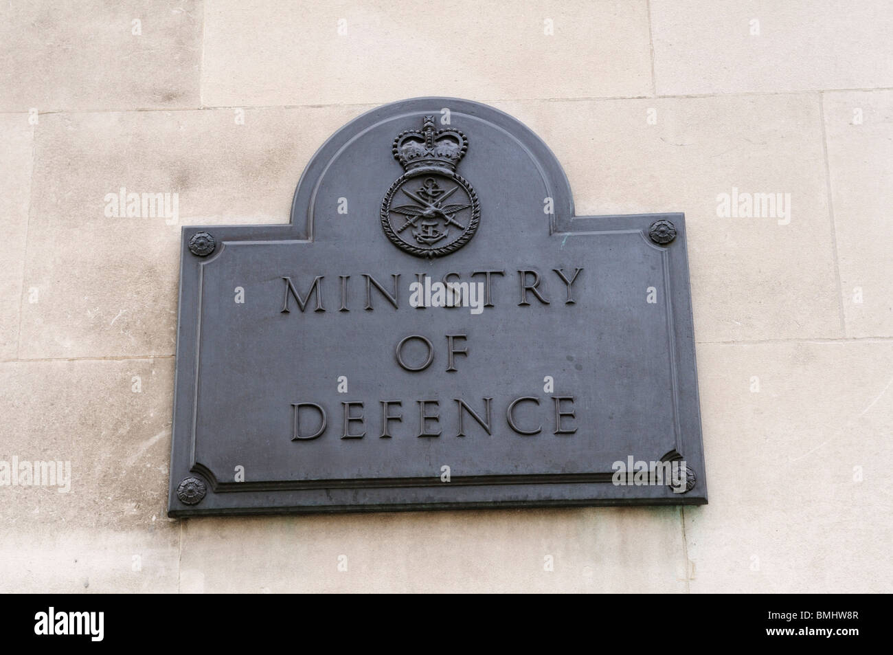 Verteidigungsministerium Zeichen Plaque, Horse Guards Avenue, London, England, UK Stockfoto