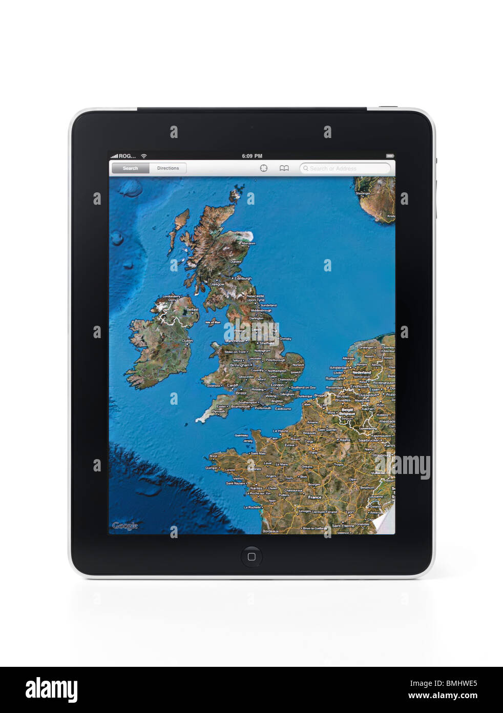Apple iPad 3G Tablet mit GoogleMaps anzeigen Großbritannien und ein Teil Europas. Isoliert auf weißem Hintergrund mit Beschneidungspfad Stockfoto
