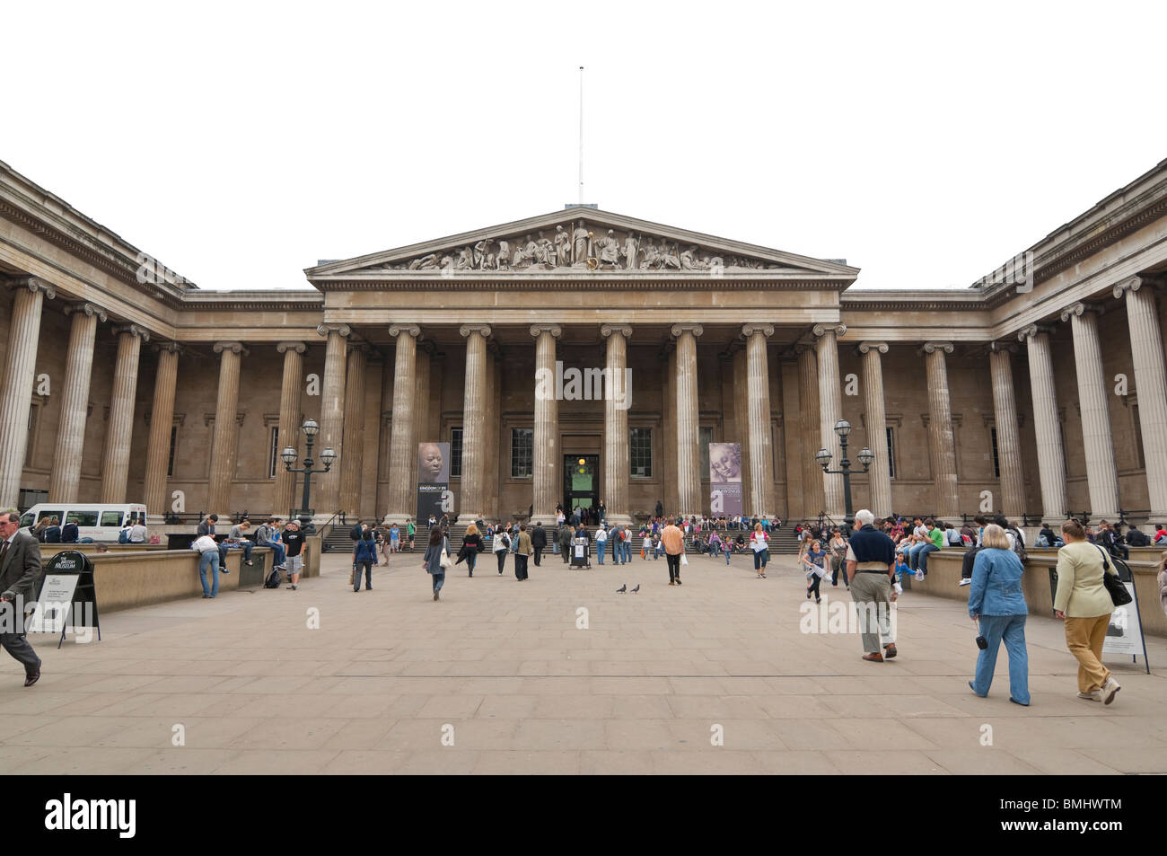 Haupteingang zum britischen Museum mit Menschen herumlungern Stockfoto