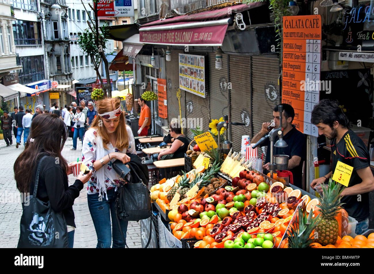 Istanbul Türkei türkische Stadt Stadt frisch gepressten Orangensaft junge Frau Stockfoto