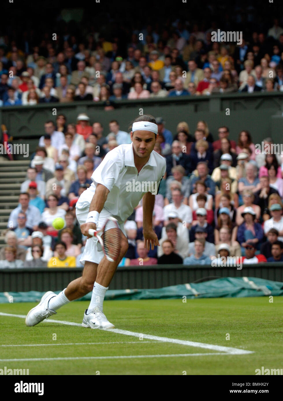 Roger Federer (Schweiz) Playsa Rückhand in Wimbledon 2004 Stockfoto