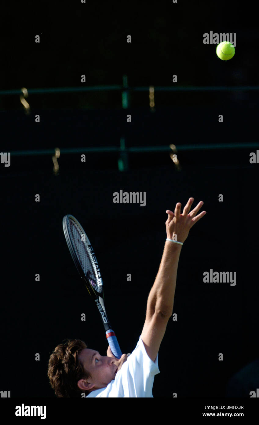 Alex Bogdnovic spielt eine dienen in Wimbledon 2004 Stockfoto