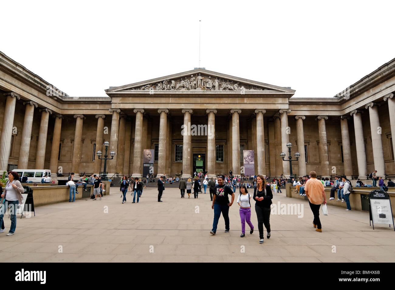 Haupteingang des british Museum mit Menschen herumlungern Stockfoto
