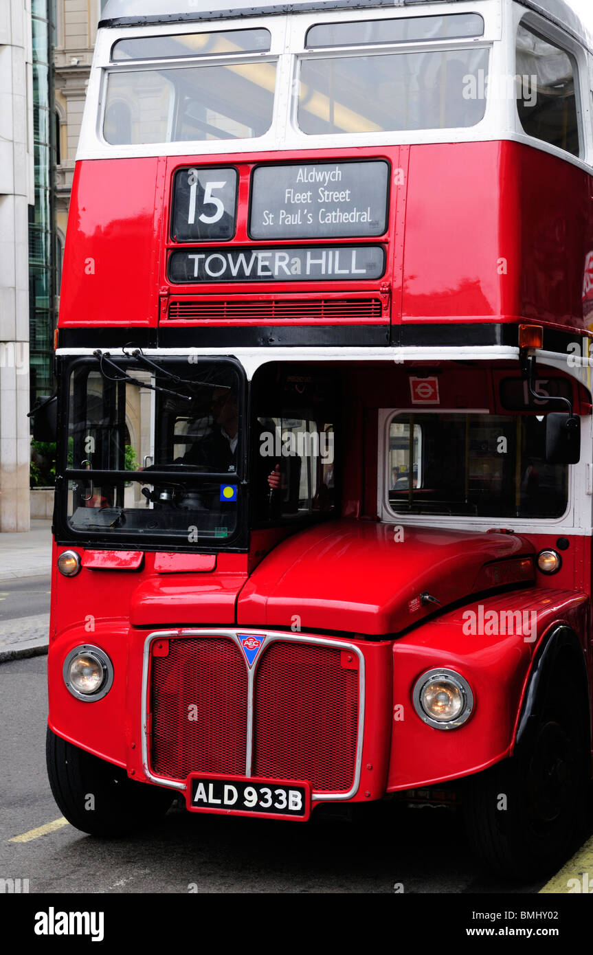 Einem alten Routemaster Bus auf Geschichtsroute 15 zwischen Trafalgar Square und Tower Hill, London, England, UK Stockfoto