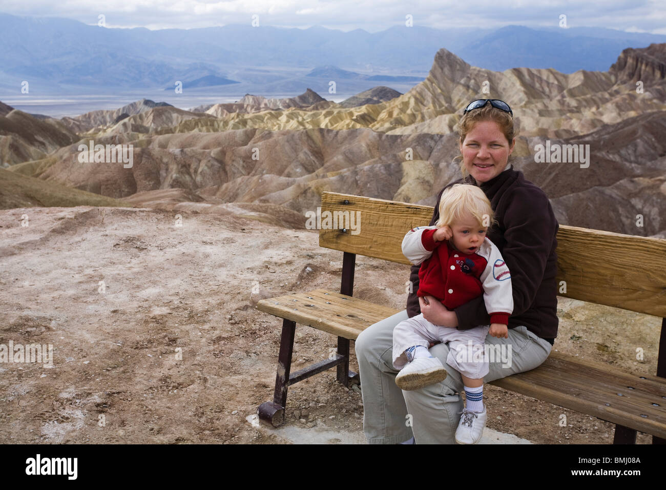 Mutter und Sohn am Zabriskie Point, Death Valley Nationalpark, Kalifornien. Stockfoto