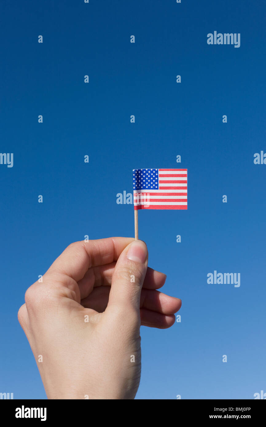 Hand halten kleine amerikanische Flagge Stockfoto