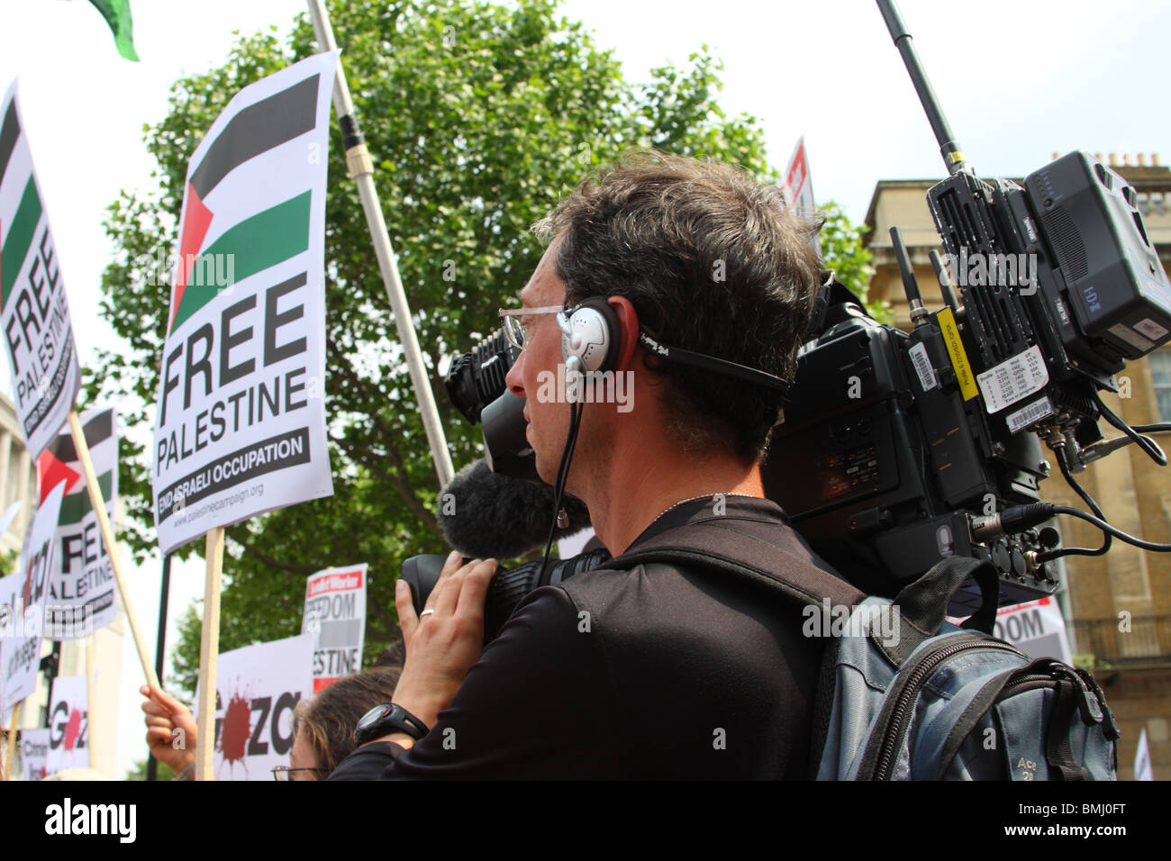 TV News Kameramann bei der Demonstration "Freiheit für Palästina" auf Whitehall, Westminster, London, England, Vereinigtes Königreich Stockfoto