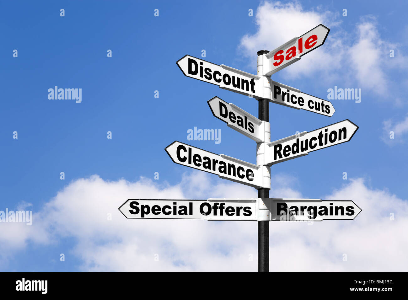 Verkauf Rabatt und andere verwandte Wörter auf einen Wegweiser im Einzelhandel Stockfoto