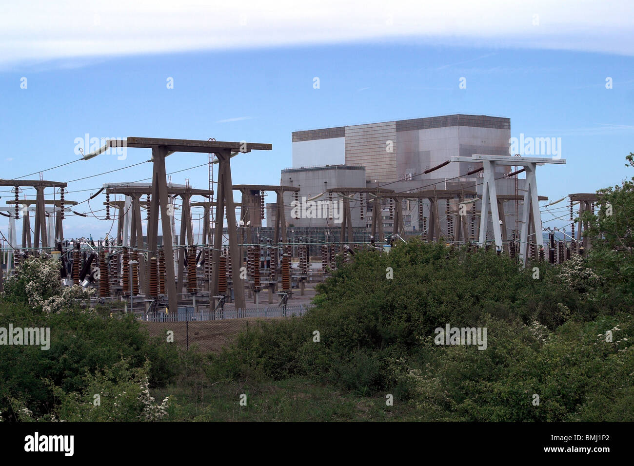 Reaktor und Masten im Kernkraftwerk Hinkley Point. Somerset. England Stockfoto