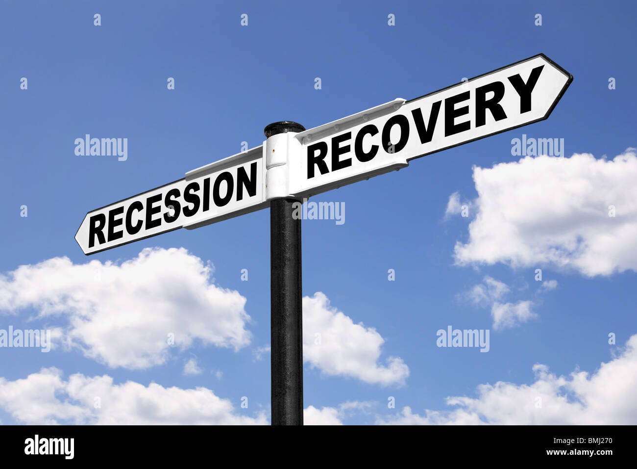 Schild mit den Worten Rezession und Erholung vor einem blauen bewölkten Himmel Stockfoto