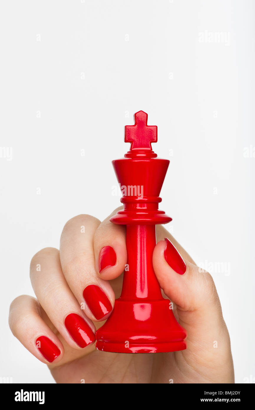 Hand mit rot Schachfigur König Stockfoto