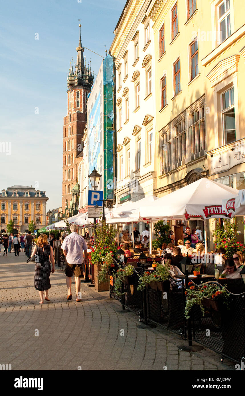 Der Platz in Krakau mit Touristen, Urlauber und Menschen entspannen Stockfoto