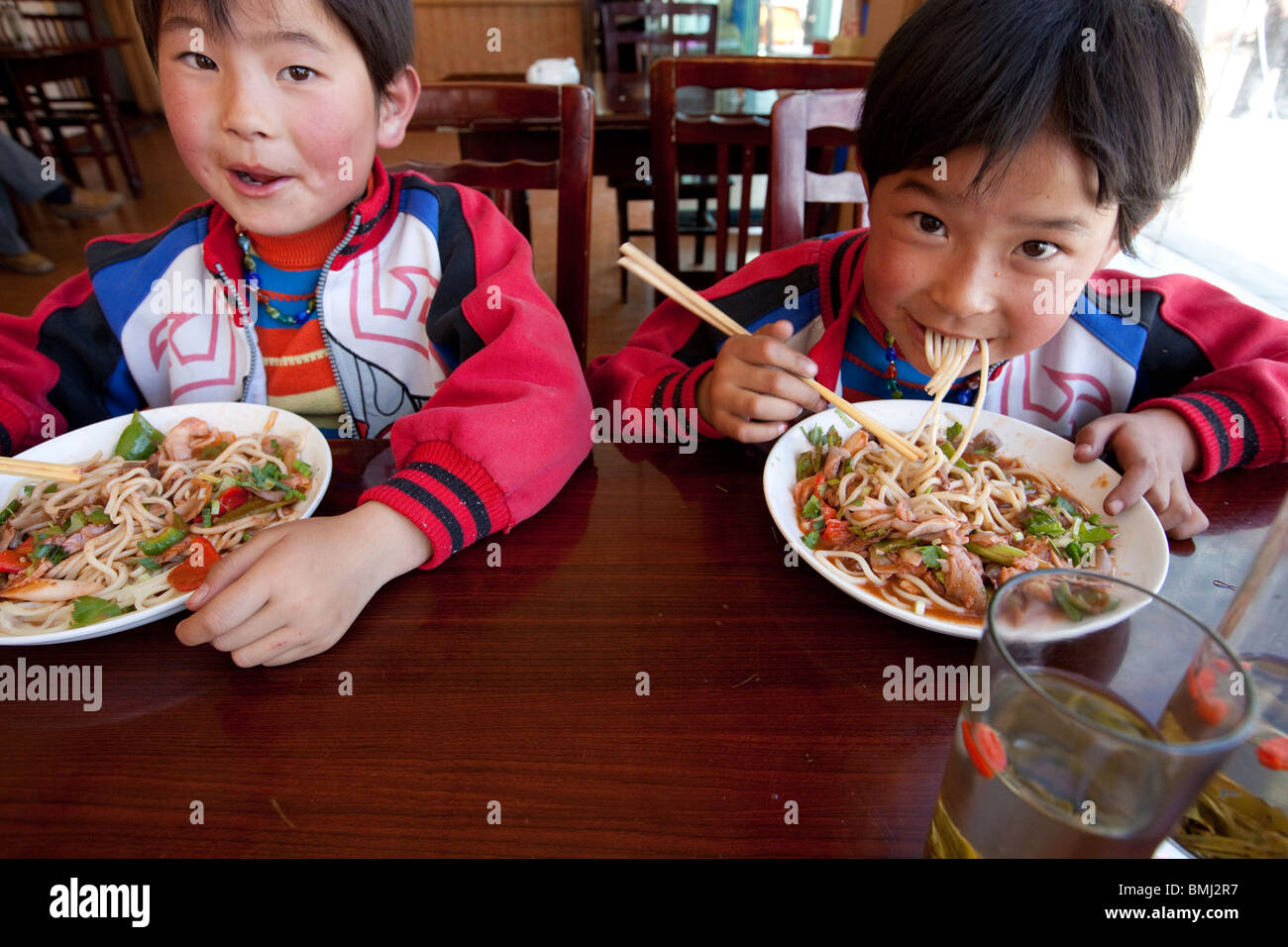 Brüder essen Nudeln in Shigatse, Tibet Stockfoto