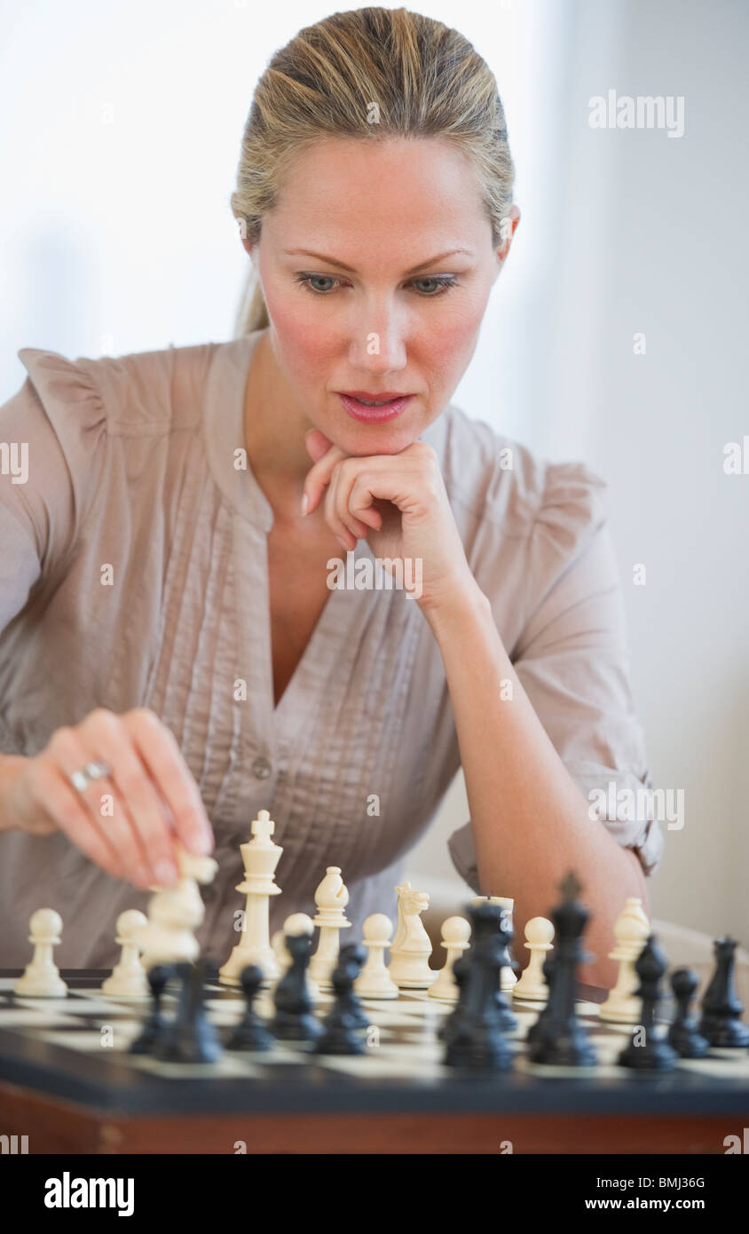 Frau spielt Schach Stockfoto